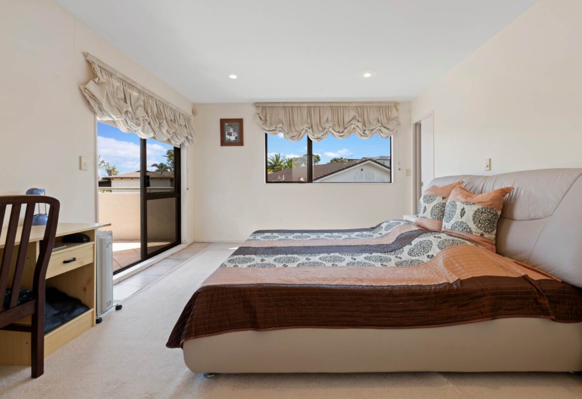 Macleans College zone, Must sell, highly motivated vendor, 5 beds 3 baths house with double garage, just steps away from Half Moon Bay Marina, 1 km to Macleans College, 0.7 km to Bucklands Beach Intermediate, 1/73 Takutai Avenue, Half Moon Bay, Auckland