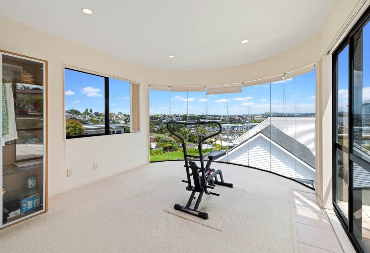 Macleans College zone, Must sell, highly motivated vendor, 5 beds 3 baths house with double garage, just steps away from Half Moon Bay Marina, 1 km to Macleans College, 0.7 km to Bucklands Beach Intermediate, 1/73 Takutai Avenue, Half Moon Bay, Auckland