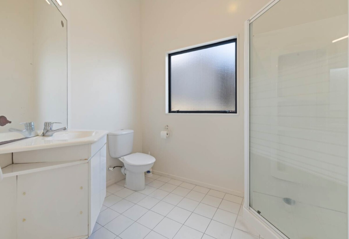 Macleans College zone, Must sell, highly motivated vendor, 5 beds 3 baths house with double garage, just steps away from Half Moon Bay Marina, 1 km to Macleans College, 0.7 km to Bucklands Beach Intermediate, 1/73 Takutai Avenue, Half Moon Bay, Auckland