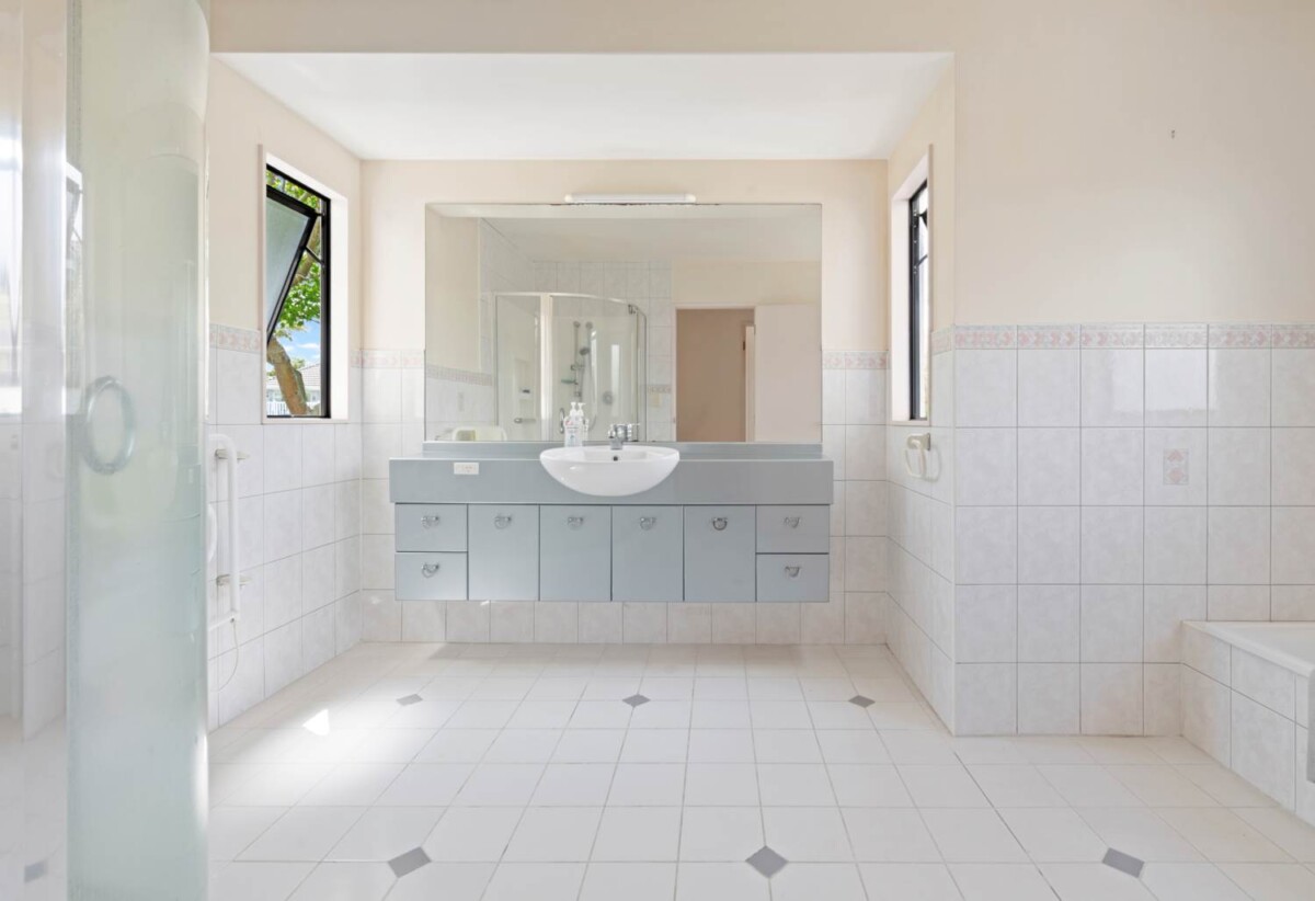 Macleans College zone, Must sell, highly motivated vendor, 5 beds 3 baths house with double garage, just steps away from Half Moon Bay Marina, 1 km to Macleans College, 0.7 km to Bucklands Beach Intermediate, 1/73 Takutai Avenue, Half Moon Bay, Auckland