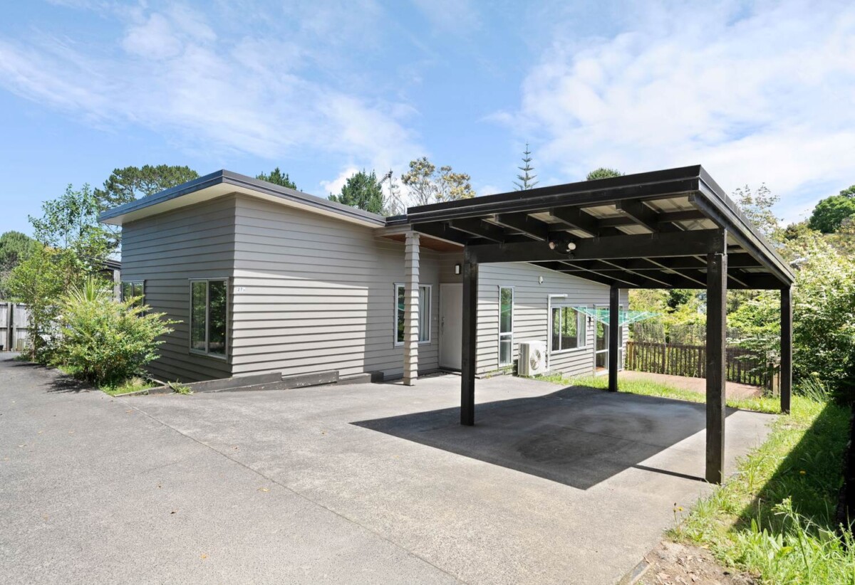 4 beds 2 baths house with carport on 697m2 section, easy access to motorways, local shops, and schools, 0.5 km to Lincoln Heights School, 1.6 km to Massey High School, 27D Rehia Road, Massey, Auckland