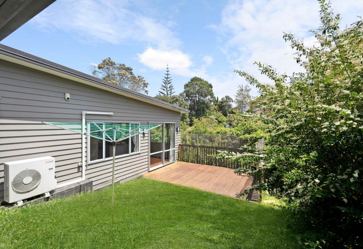 4 beds 2 baths house with carport on 697m2 section, easy access to motorways, local shops, and schools, 0.5 km to Lincoln Heights School, 1.6 km to Massey High School, 27D Rehia Road, Massey, Auckland