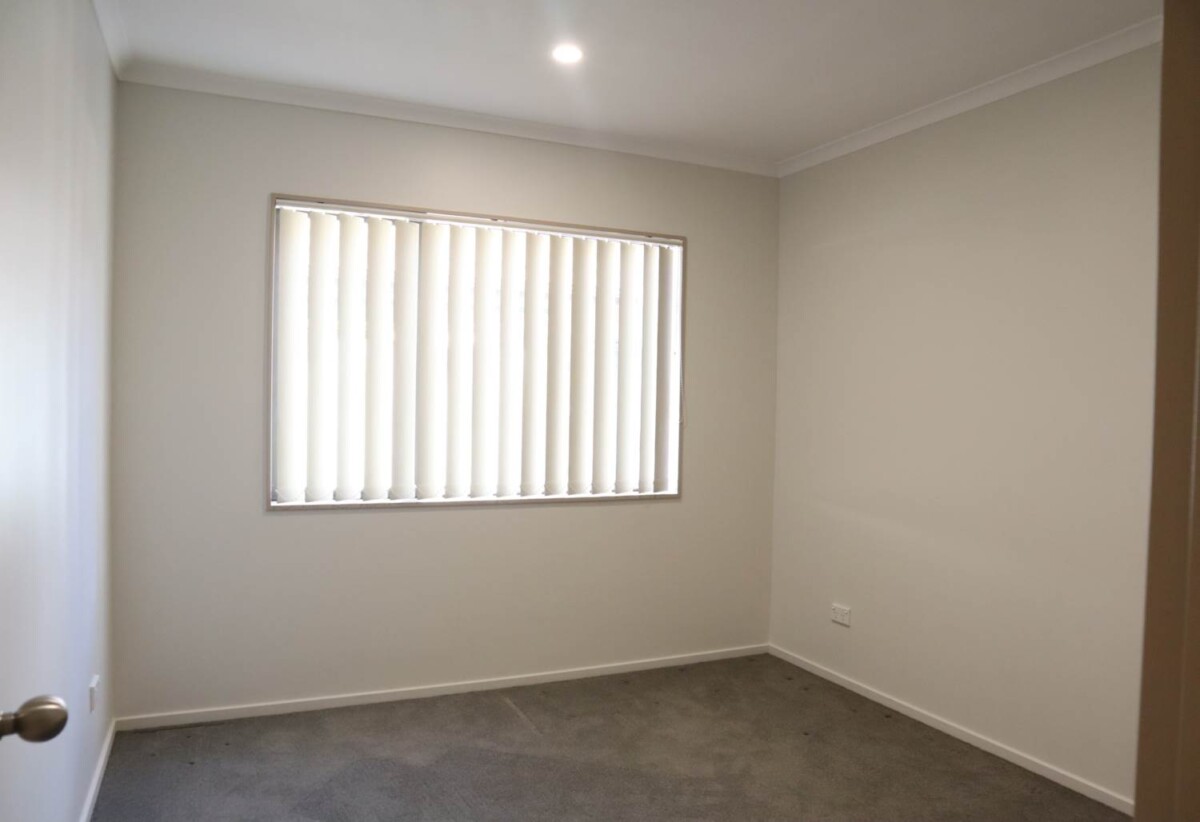 For rent, 4 beds 2 baths house with double garage, available now, 5 Mandival Avenue, Flat Bush, Auckland