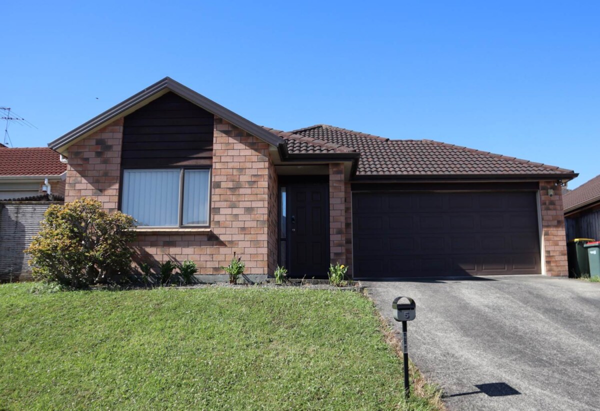 For rent, 4 beds 2 baths house with double garage, available now, 5 Mandival Avenue, Flat Bush, Auckland