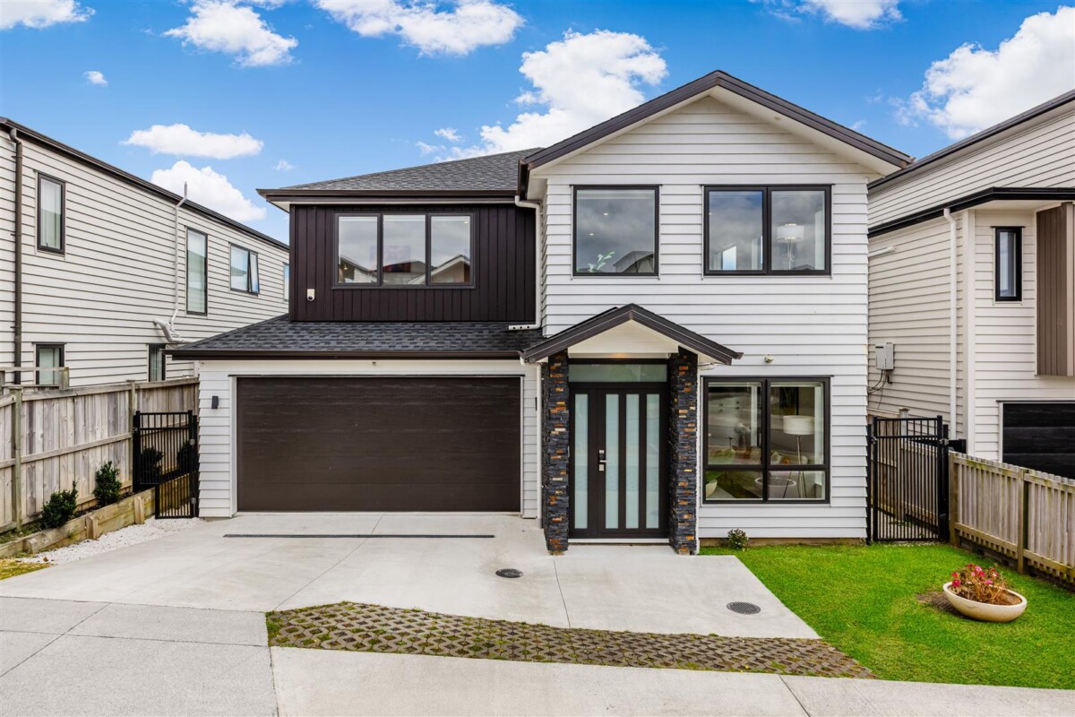 5 beds 3.5 baths house with double garage and 1 bed granny, close to Ormiston Town Centre, schools, parks, zoned for Te Uho O Te Nikau Primary School, Ormiston Junior College, and Ormiston Senior College, 13 Paripari Street, Flat Bush, Auckland