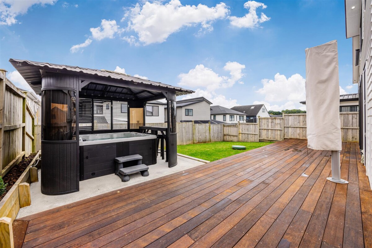 5 beds 3.5 baths house with double garage and 1 bed granny, close to Ormiston Town Centre, schools, parks, zoned for Te Uho O Te Nikau Primary School, Ormiston Junior College, and Ormiston Senior College, 13 Paripari Street, Flat Bush, Auckland