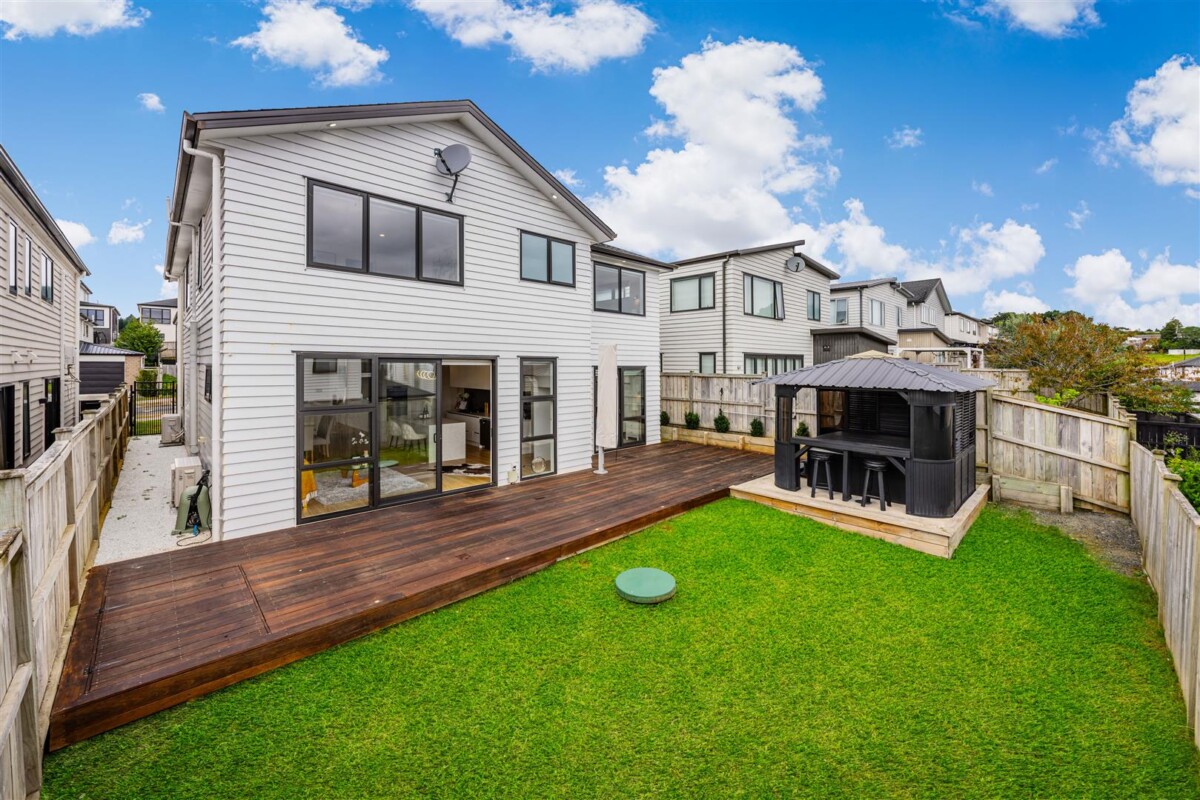 5 beds 3.5 baths house with double garage and 1 bed granny, close to Ormiston Town Centre, schools, parks, zoned for Te Uho O Te Nikau Primary School, Ormiston Junior College, and Ormiston Senior College, 13 Paripari Street, Flat Bush, Auckland