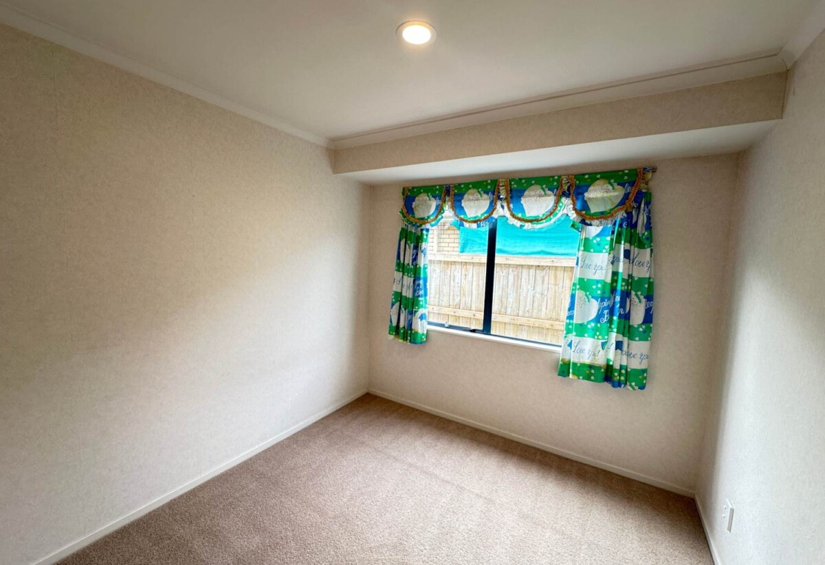 For rent, (Short Term Until 31 August 2026), 5 beds 2 baths house with double garage, available 4th May, 18 Montecito Place, Golflands, Auckland