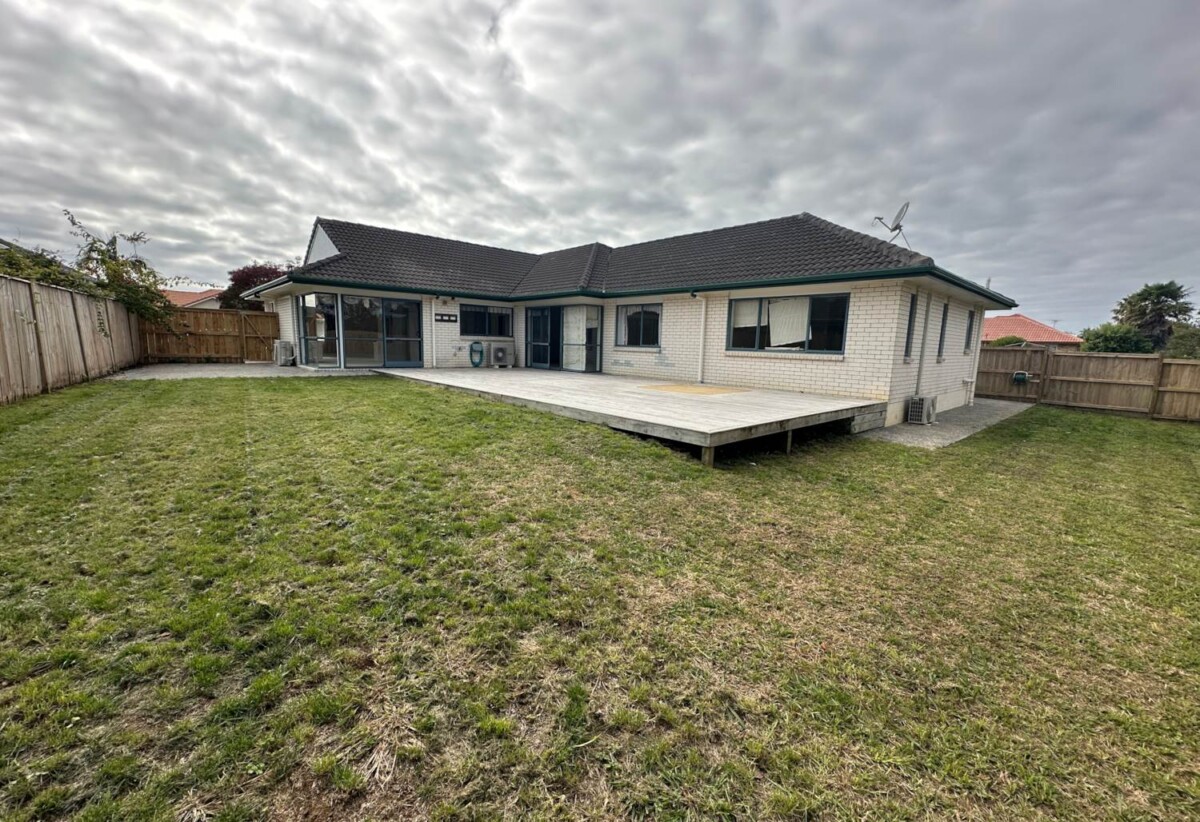 For rent, (Short Term Until 31 August 2026), 5 beds 2 baths house with double garage, available 4th May, 18 Montecito Place, Golflands, Auckland