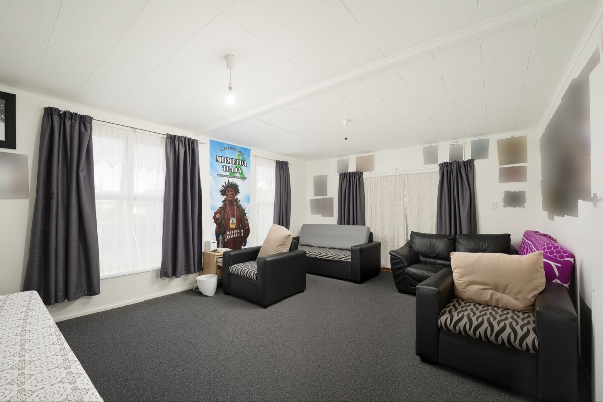 Once in 10 years, owner cashing out, home and income, 5 beds main house + standalone 1 bed granny flat on 1166m2 section, currently rented for $1,315 per week, close to Local shops, parks, schools and amenities, 52 Robertson Road, Mangere East, Auckland