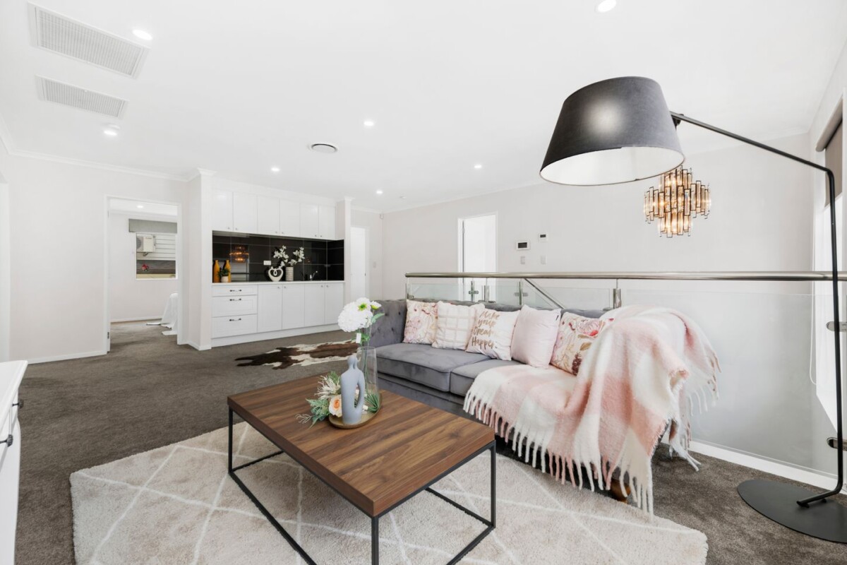 Brisbane Bound Vendor – Must Be Sold, 336m2 7 beds 6.5 baths house with double garage and 2 beds granny, 5 ensuites, close to schools, shopping centres, 38 Lime Hill Rise, Flat Bush, Auckland