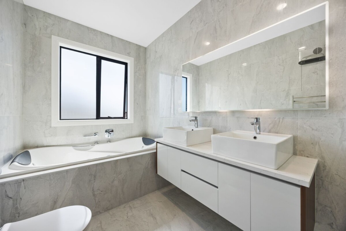 431m2 7 beds 5.5 baths with web bar house with double garage, 2 beds 1 bath + 1 ensuite ground floor, close to schools, shopping centre, 2 Drumnaconagher Road, Flat Bush, Auckland