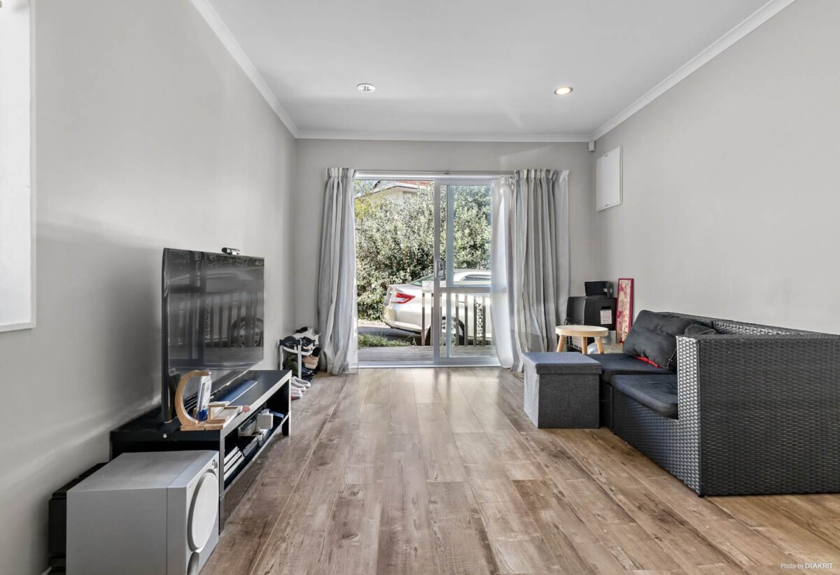 Home and income, Brick and tile 4 beds main house + standalone 2 beds Minor Dwelling on 905m2 section, Recently Refreshed, close to schools, shopping centres, 0.4 km to Howick Primary School and Howick Intermediate, 67 and 67A O’Halloran Road, Howick, Auckland
