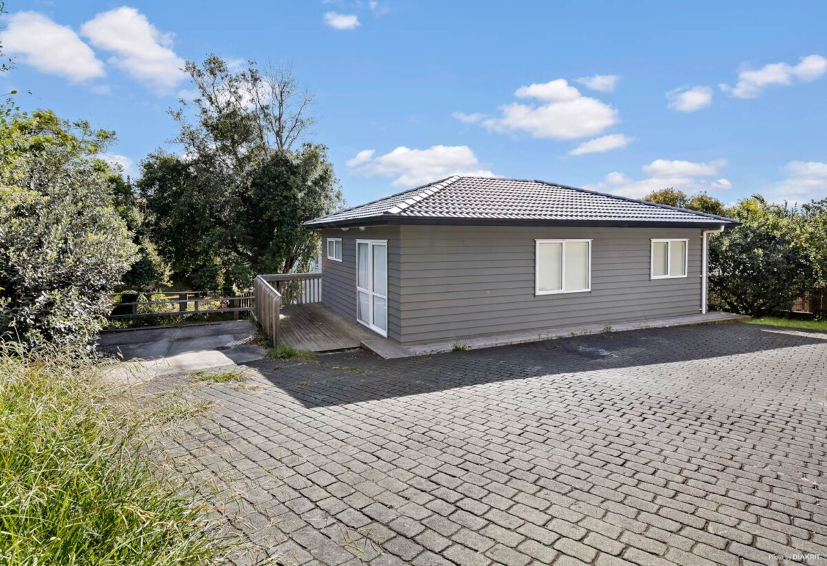 Home and income, Brick and tile 4 beds main house + standalone 2 beds Minor Dwelling on 905m2 section, Recently Refreshed, close to schools, shopping centres, 0.4 km to Howick Primary School and Howick Intermediate, 67 and 67A O’Halloran Road, Howick, Auckland