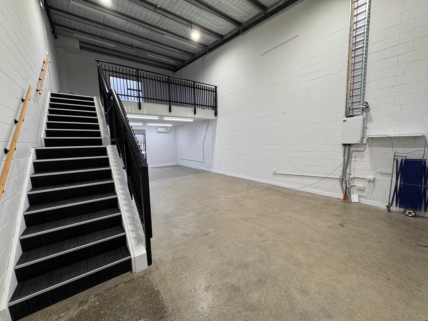 102m² Westgate Industrial and commercial unit/ warehouse, within the highly regarded D&G Industrial Park, Dual signage opportunities at both the front and rear of the unit, 14/4 Spring Garden Avenue Westgate, Auckland