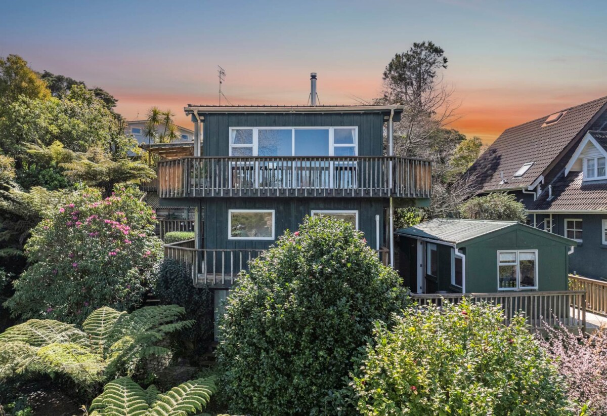 Macleans College, 4 beds 2 baths house with double garage on 1305m2 section, close to beaches, schools, shops, 0.5 km to Mellons Bay School, 1.1 km to Macleans College, 1.4 km to Bucklands Beach Intermediate, 29 Colmar Road, Mellons Bay, Auckland