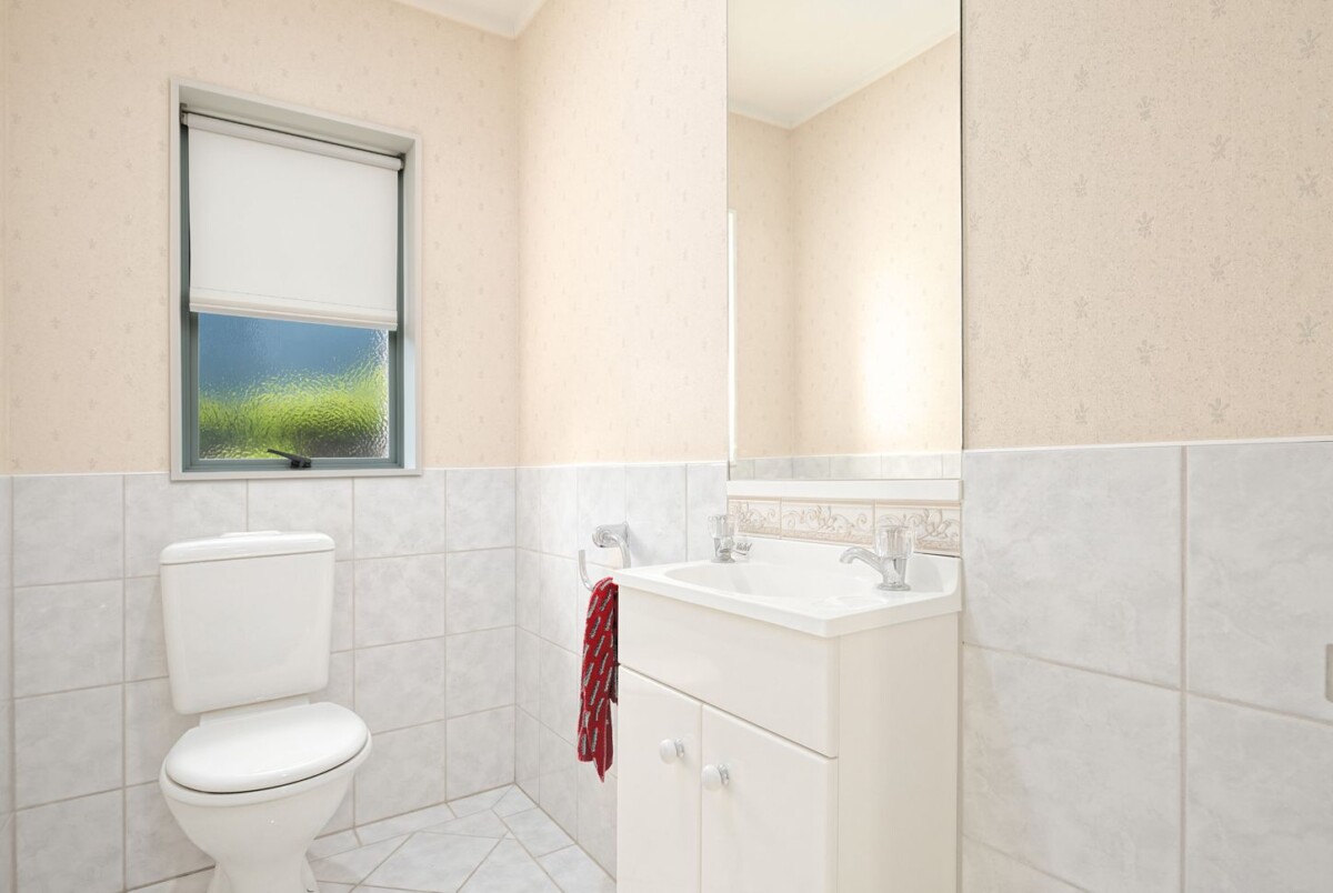 310m2 5 beds + study 2.5 baths house with double garage on 699m2 section, easy walk to Marina View School and close to the marina, reserves, shops, and excellent schooling including Hobsonville Point Secondary School, 2/2 Hobie Court, West Harbour, Auckland