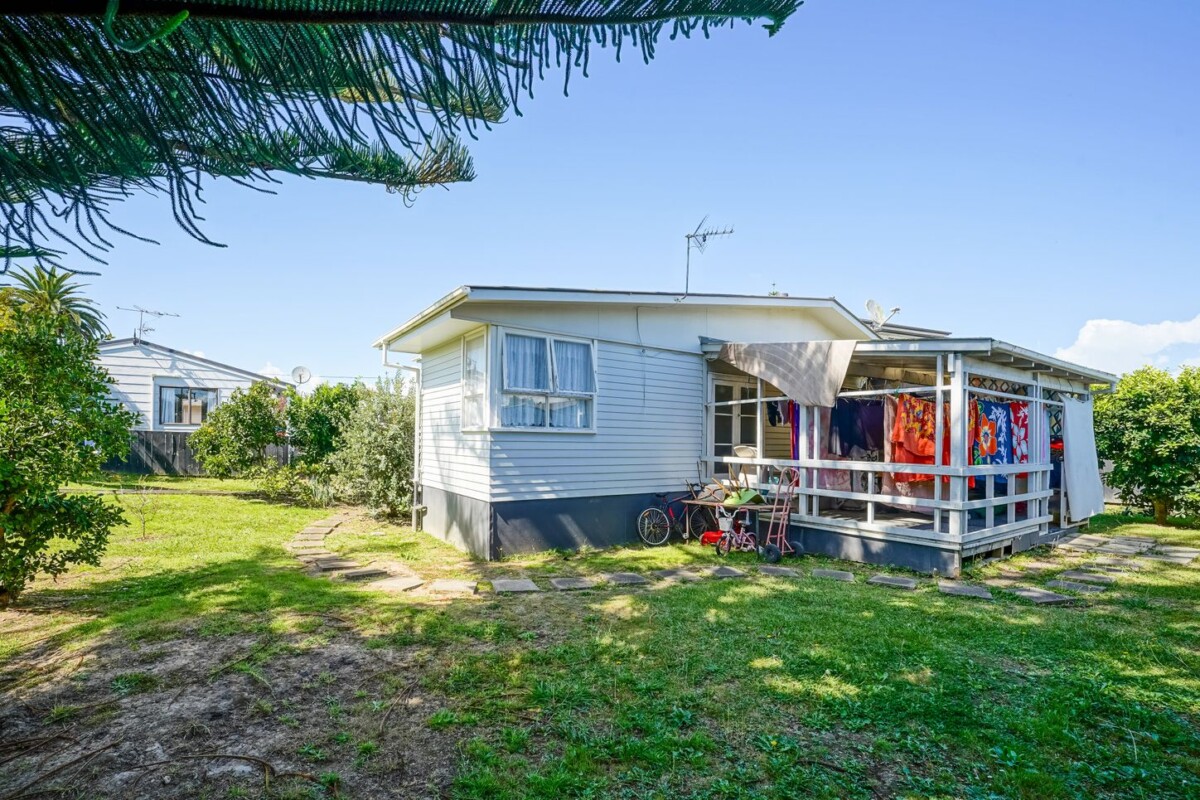 Once in 10 years, owner cashing out, home and income, 5 beds main house + standalone 1 bed granny flat on 1166m2 section, currently rented for $1,315 per week, close to Local shops, parks, schools and amenities, 52 Robertson Road, Mangere East, Auckland