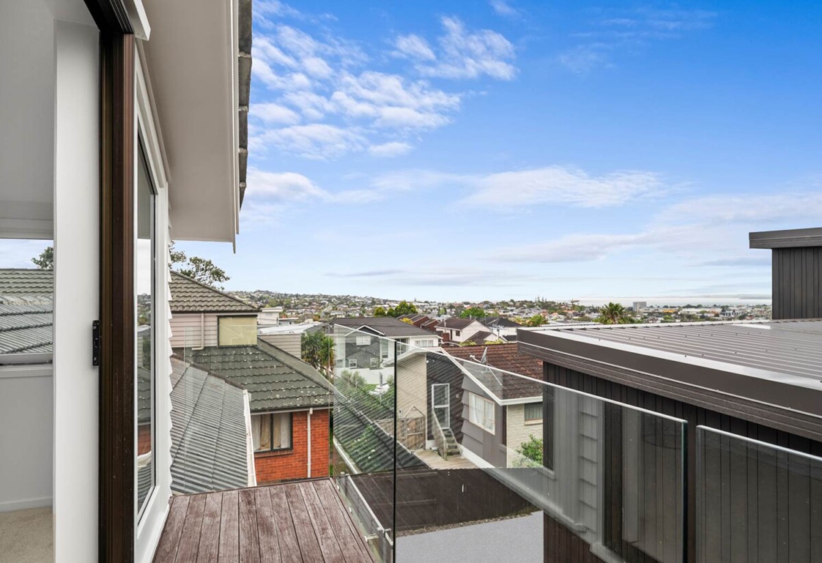 Double Westlake school zone, Sea views, Renovated Brick and tile 3 beds + sleepout 2 baths house on 408m2 section, with RC for 2 terrace homes, close to schools, shops, motorway access, 0.1 km to Forrest Hill School, 0.3 km to Westlake Boys’ High School, 75 Forrest Hill Road, Milford, Auckland