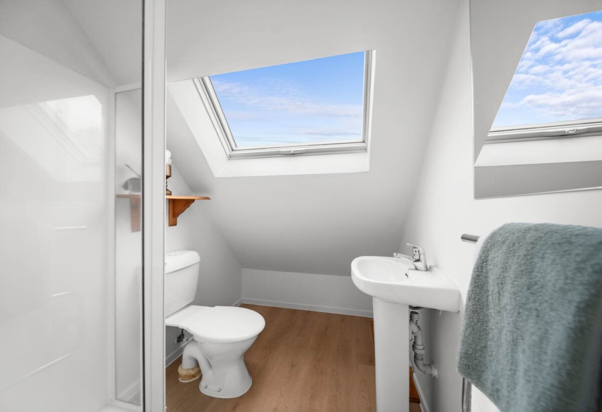 Double Westlake school zone, Sea views, Renovated Brick and tile 3 beds + sleepout 2 baths house on 408m2 section, with RC for 2 terrace homes, close to schools, shops, motorway access, 0.1 km to Forrest Hill School, 0.3 km to Westlake Boys’ High School, 75 Forrest Hill Road, Milford, Auckland