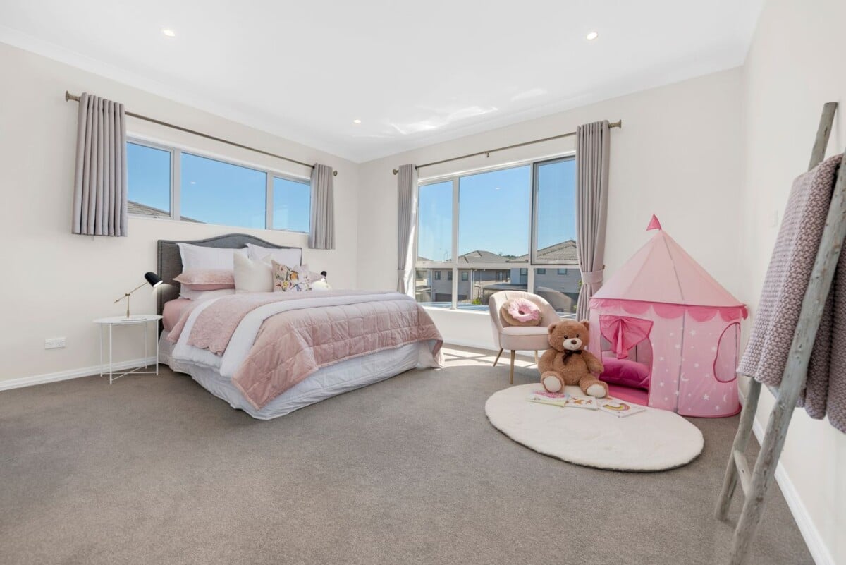 Super Realistic Vendor, Two kitchens, 6 beds + study 5.5 baths house with double garage and 2-beds granny, zoned for Te Nikau Primary School, Ormiston Junior College, Ormiston Senior College, close to schools, shops, 10 Peihinga Road, Flat Bush, Auckland