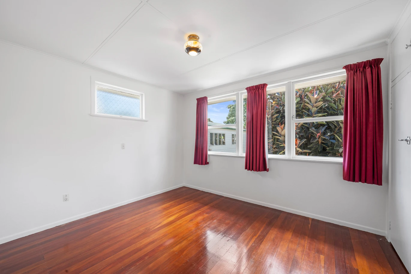 DECEASED ESTATE, 3 beds 1 bath house on 809m2 section, double garage, extra off-street paking for your cars / boat, close to schools, supermarket, beach, Boat Club and boat ramp, 22 Mcinnes Road, Weymouth, Auckland