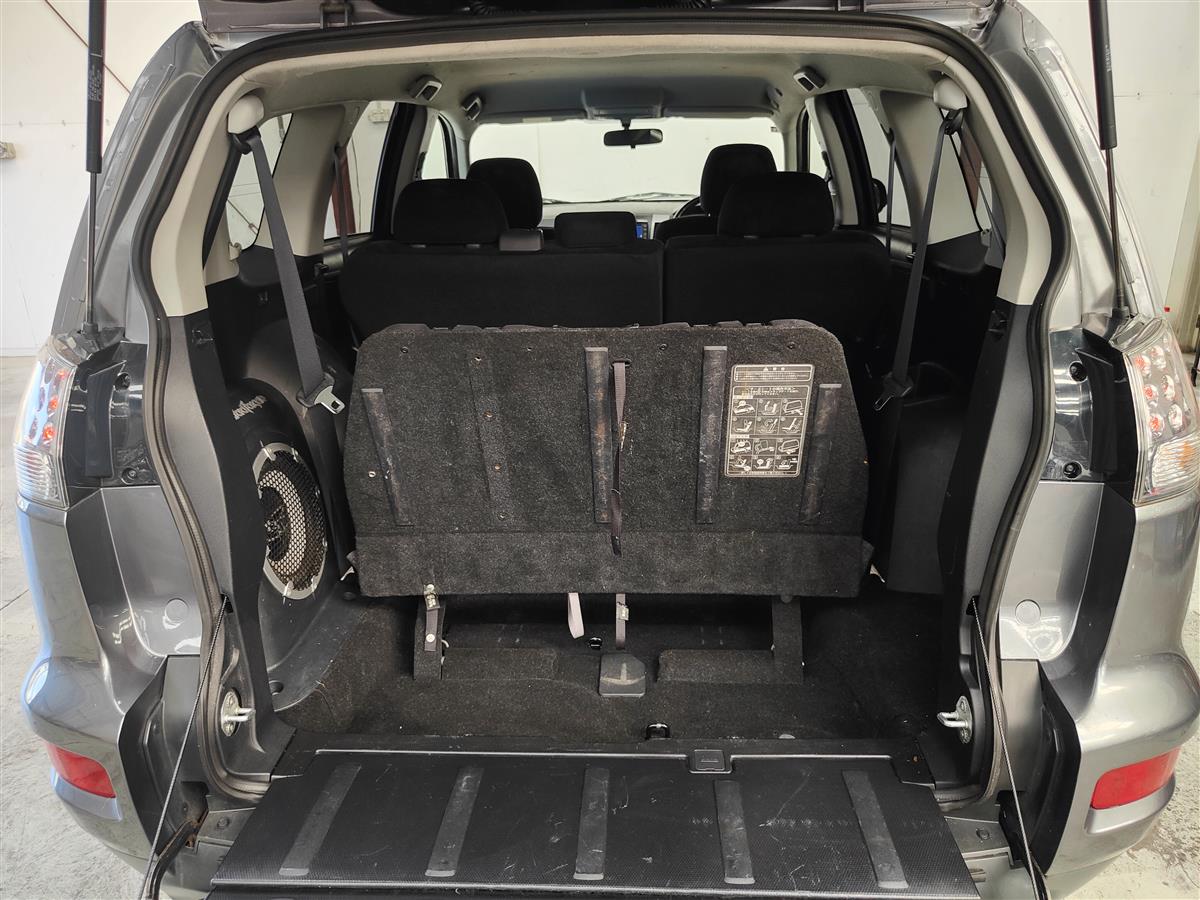 2009 Mitsubishi Outlander 4WD G 7SEATER/NEW WOF & SERVICE RV/SUV Automatic, Grey, Petrol, 2,350 cc, 127,380 km