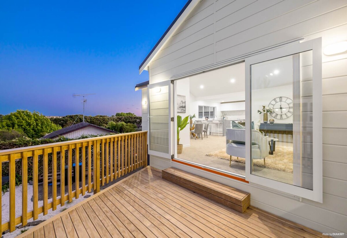 Motivated vendor, 3 beds 2 baths house with double garage on 328m2 section, Near Waiatarua Reserve & Remuera Golf Club, Zoned: Meadowbank School & Glendowie College, 1.9 km to Remuera Intermediate, 30A Grand Drive, Remuera, Auckland