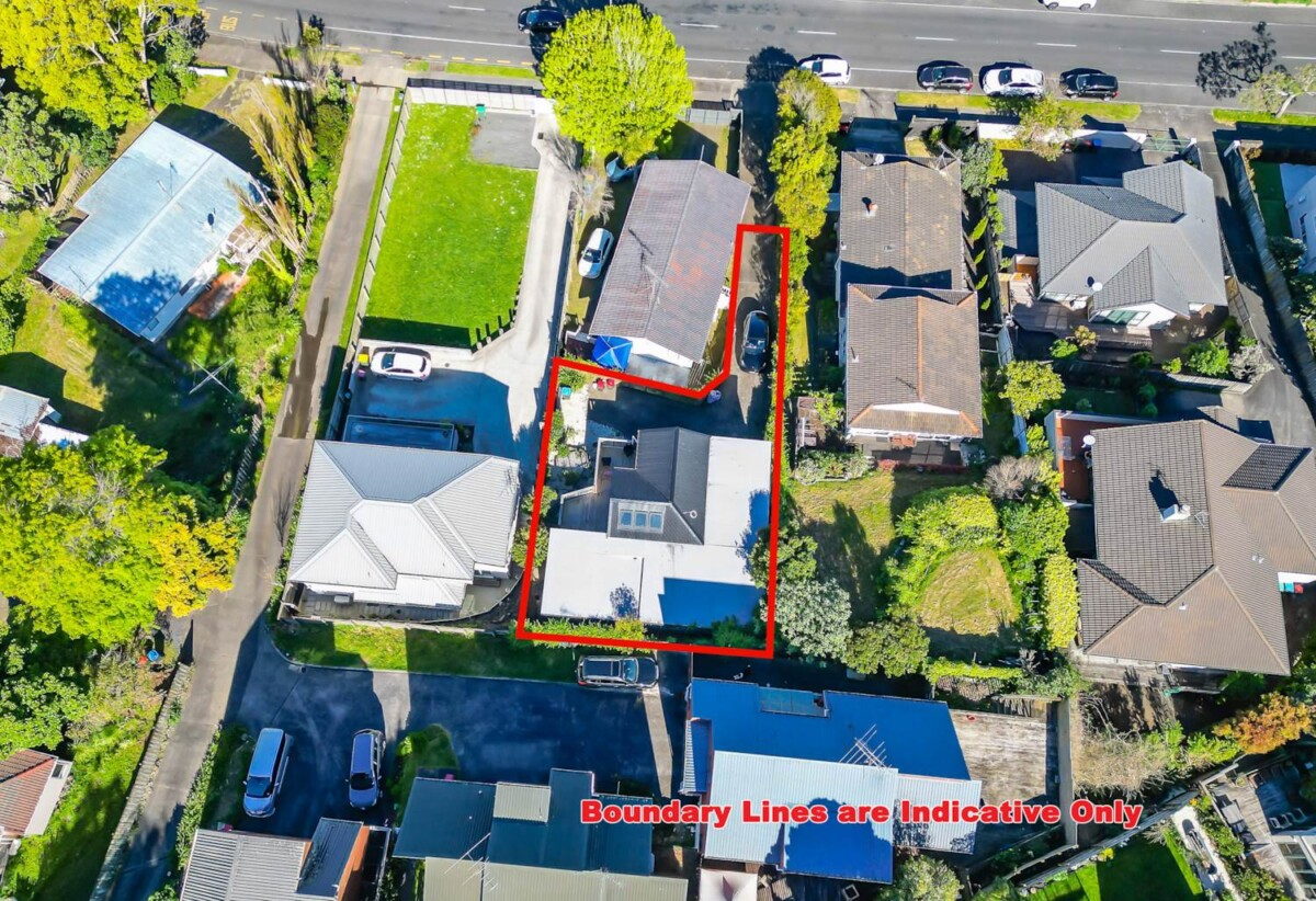 Motivated vendor, 3 beds 2 baths house with double garage on 328m2 section, Near Waiatarua Reserve & Remuera Golf Club, Zoned: Meadowbank School & Glendowie College, 1.9 km to Remuera Intermediate, 30A Grand Drive, Remuera, Auckland