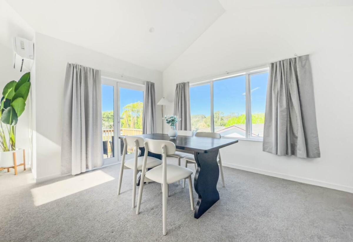 Motivated vendor, 3 beds 2 baths house with double garage on 328m2 section, Near Waiatarua Reserve & Remuera Golf Club, Zoned: Meadowbank School & Glendowie College, 1.9 km to Remuera Intermediate, 30A Grand Drive, Remuera, Auckland