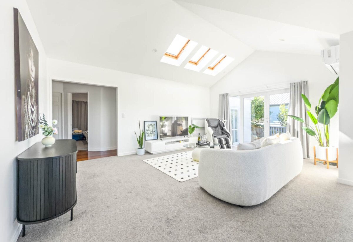 Motivated vendor, 3 beds 2 baths house with double garage on 328m2 section, Near Waiatarua Reserve & Remuera Golf Club, Zoned: Meadowbank School & Glendowie College, 1.9 km to Remuera Intermediate, 30A Grand Drive, Remuera, Auckland