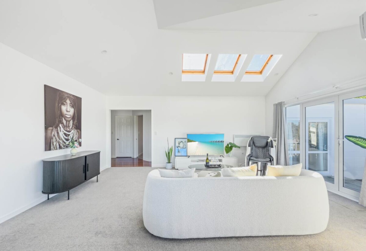 Motivated vendor, 3 beds 2 baths house with double garage on 328m2 section, Near Waiatarua Reserve & Remuera Golf Club, Zoned: Meadowbank School & Glendowie College, 1.9 km to Remuera Intermediate, 30A Grand Drive, Remuera, Auckland