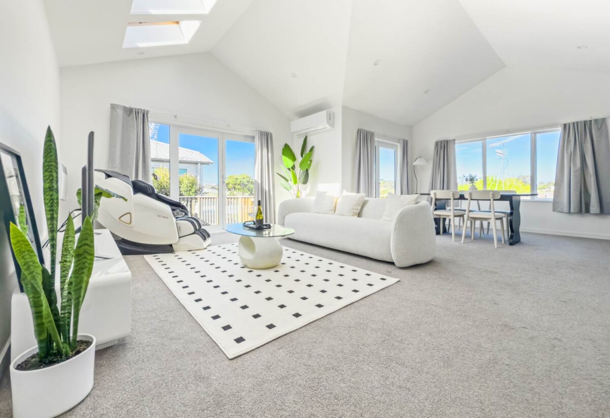Motivated vendor, 3 beds 2 baths house with double garage on 328m2 section, Near Waiatarua Reserve & Remuera Golf Club, Zoned: Meadowbank School & Glendowie College, 1.9 km to Remuera Intermediate, 30A Grand Drive, Remuera, Auckland