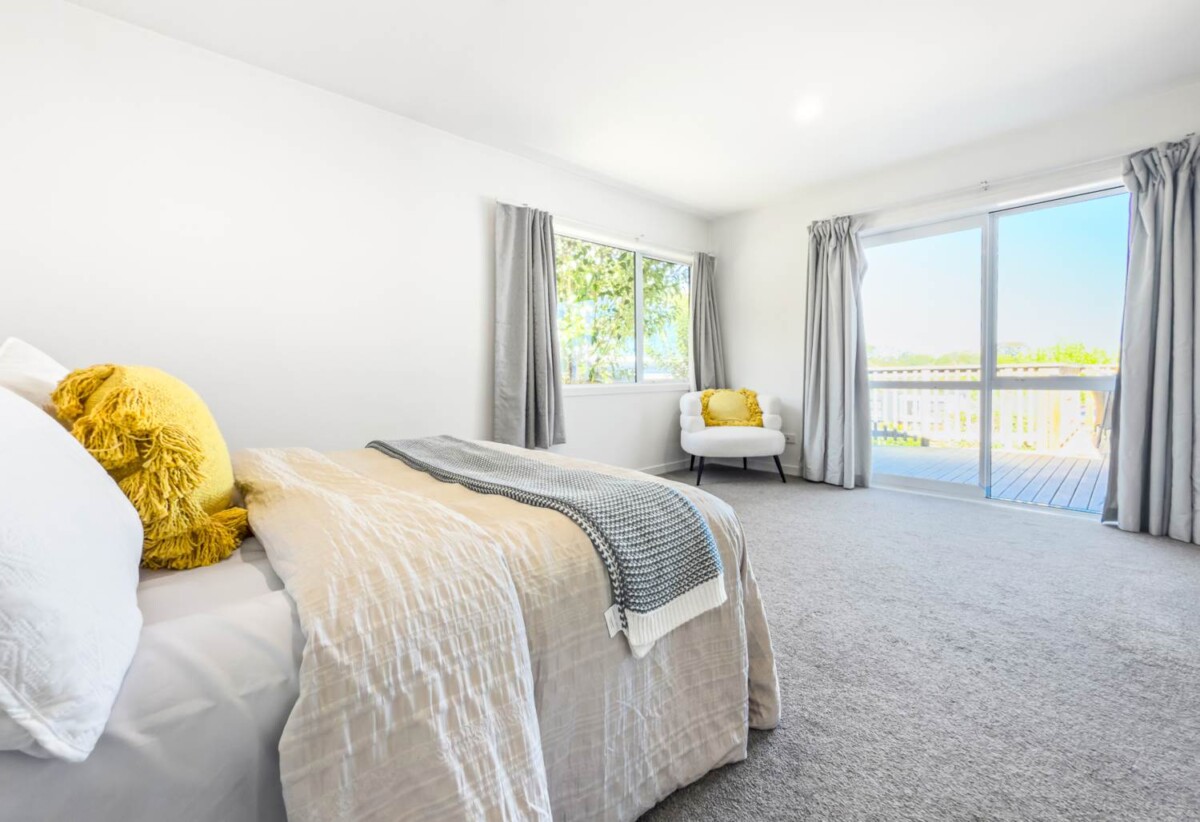 Motivated vendor, 3 beds 2 baths house with double garage on 328m2 section, Near Waiatarua Reserve & Remuera Golf Club, Zoned: Meadowbank School & Glendowie College, 1.9 km to Remuera Intermediate, 30A Grand Drive, Remuera, Auckland