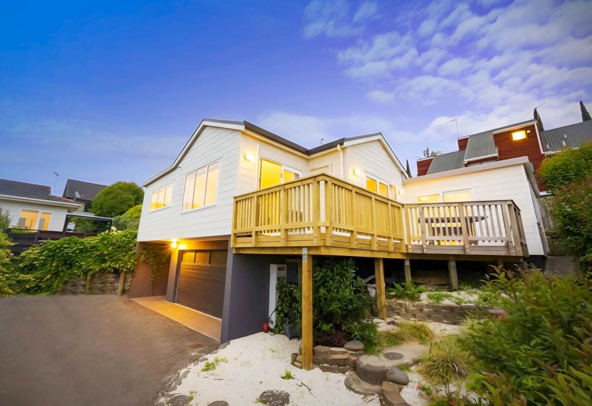 Motivated vendor, 3 beds 2 baths house with double garage on 328m2 section, Near Waiatarua Reserve & Remuera Golf Club, Zoned: Meadowbank School & Glendowie College, 1.9 km to Remuera Intermediate, 30A Grand Drive, Remuera, Auckland