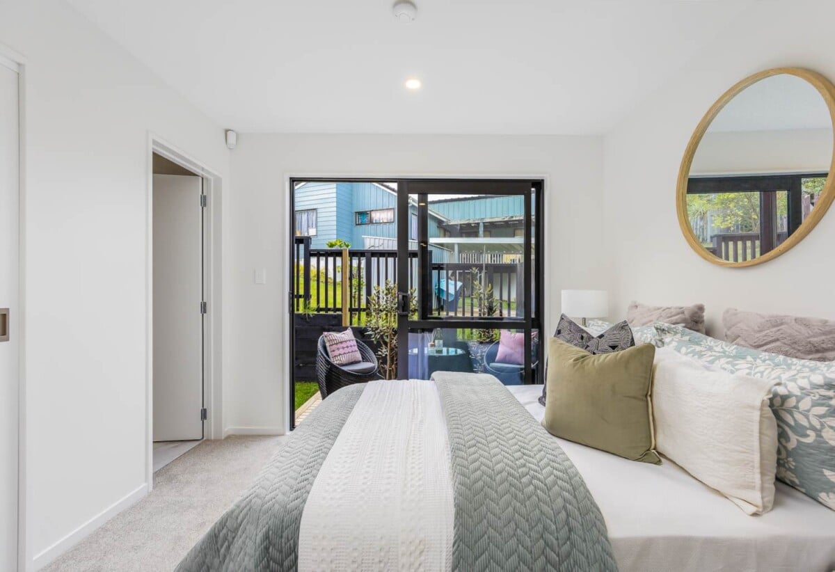 Affordable Brandnew 4 beds 3.5 baths home with garage, 2 ensuites, 1 ensuite ground floor, move-in ready, shops, parks, cafes, schools, and transport are close by, with Westgate, Northwest and Costco just minutes away, 9/6 Woodhouse Place, West Harbour, Auckland
