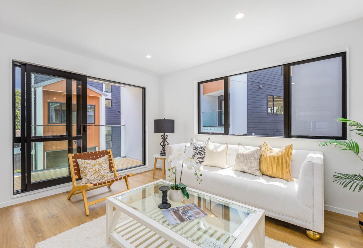 Affordable Brandnew 4 beds 3.5 baths home with garage, 2 ensuites, 1 ensuite ground floor, move-in ready, shops, parks, cafes, schools, and transport are close by, with Westgate, Northwest and Costco just minutes away, 9/6 Woodhouse Place, West Harbour, Auckland