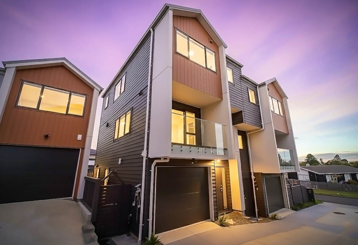 Affordable Brandnew 4 beds 3.5 baths home with garage, 2 ensuites, 1 ensuite ground floor, move-in ready, shops, parks, cafes, schools, and transport are close by, with Westgate, Northwest and Costco just minutes away, 9/6 Woodhouse Place, West Harbour, Auckland