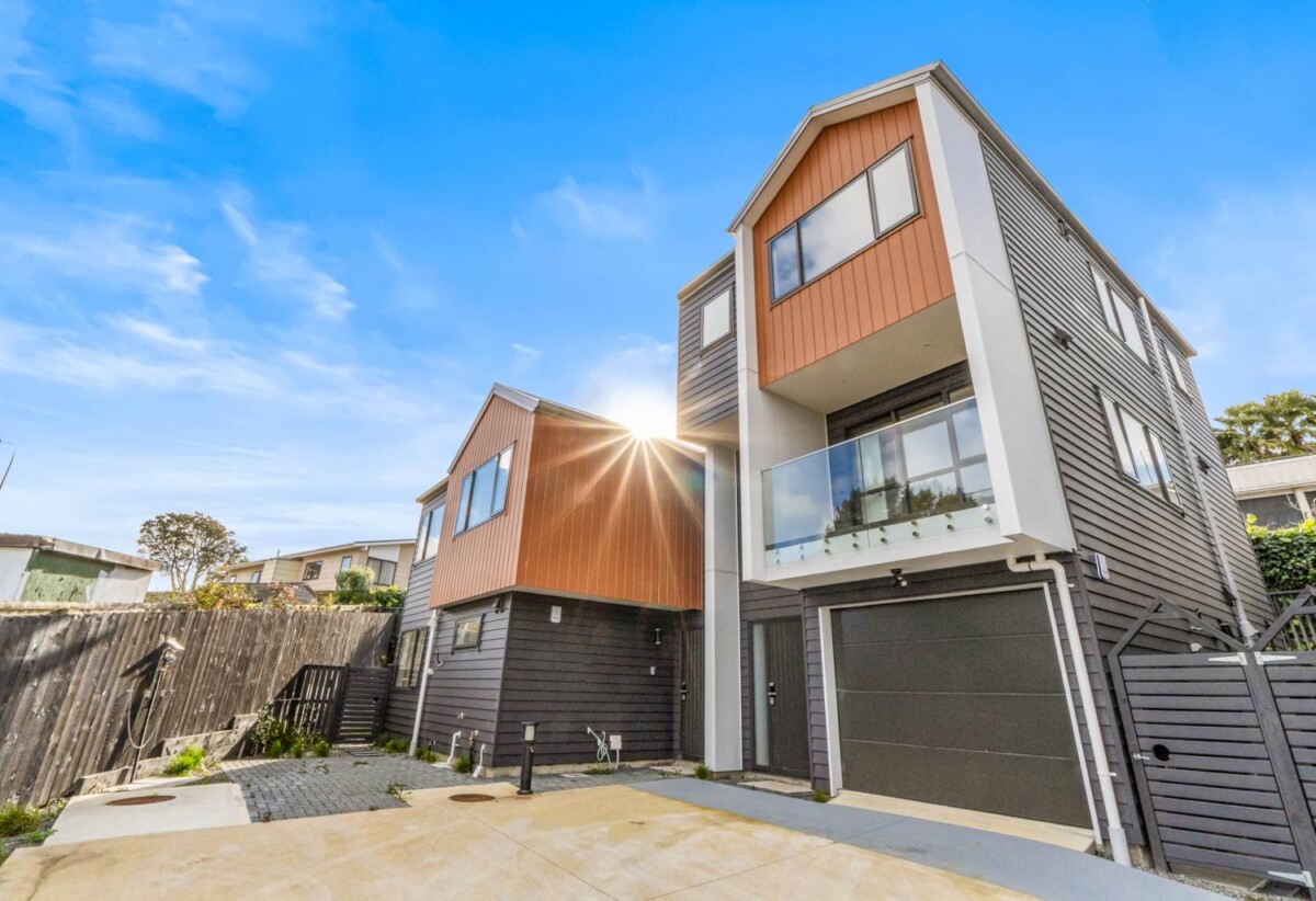 Affordable Brandnew 4 beds 3.5 baths home with garage, 2 ensuites, 1 ensuite ground floor, move-in ready, shops, parks, cafes, schools, and transport are close by, with Westgate, Northwest and Costco just minutes away, 9/6 Woodhouse Place, West Harbour, Auckland