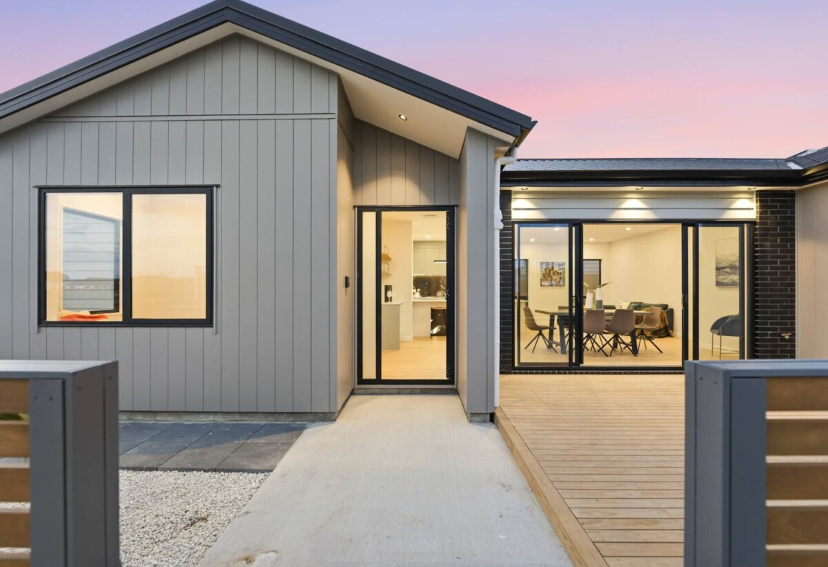 Brandnew standalone 5 beds 3 baths house with double garage on 329m2 section, including 2 ensuites, close to schools, shops, motorway access, 0.8 km to Opaheke School, 36 Furlough Road, Papakura, Auckland