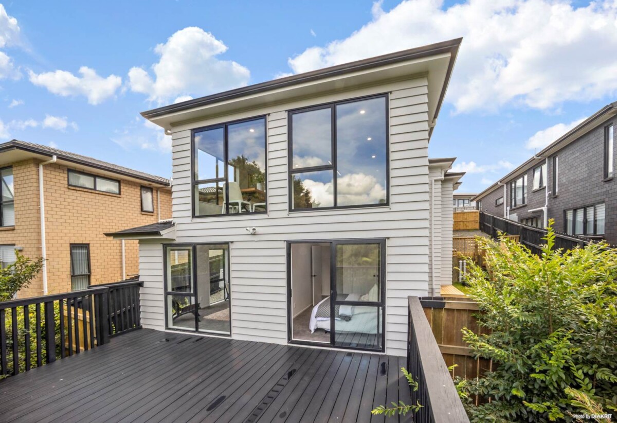 Brandnew 3 beds 2.5 baths house with double garage on 541m2 section, 0.5 km to Sunnyvale School, 1 km to Bruce McLaren Intermediate School, 1.7 km to Henderson High School, 78 Sungrove Rise, Sunnyvale, Auckland