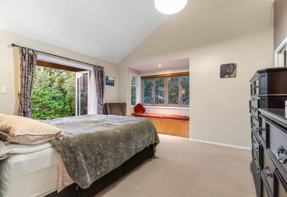 350m2 7 beds 5 baths house with double garage and 2-beds granny on 1126m2 section, close to schools, supermarket, reserves, beach, golf club, 0.9 km to Lynfield College, 19 Ascania Place, Lynfield, Auckland