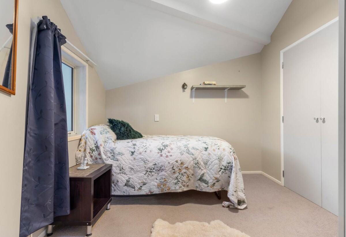 350m2 7 beds 5 baths house with double garage and 2-beds granny on 1126m2 section, close to schools, supermarket, reserves, beach, golf club, 0.9 km to Lynfield College, 19 Ascania Place, Lynfield, Auckland