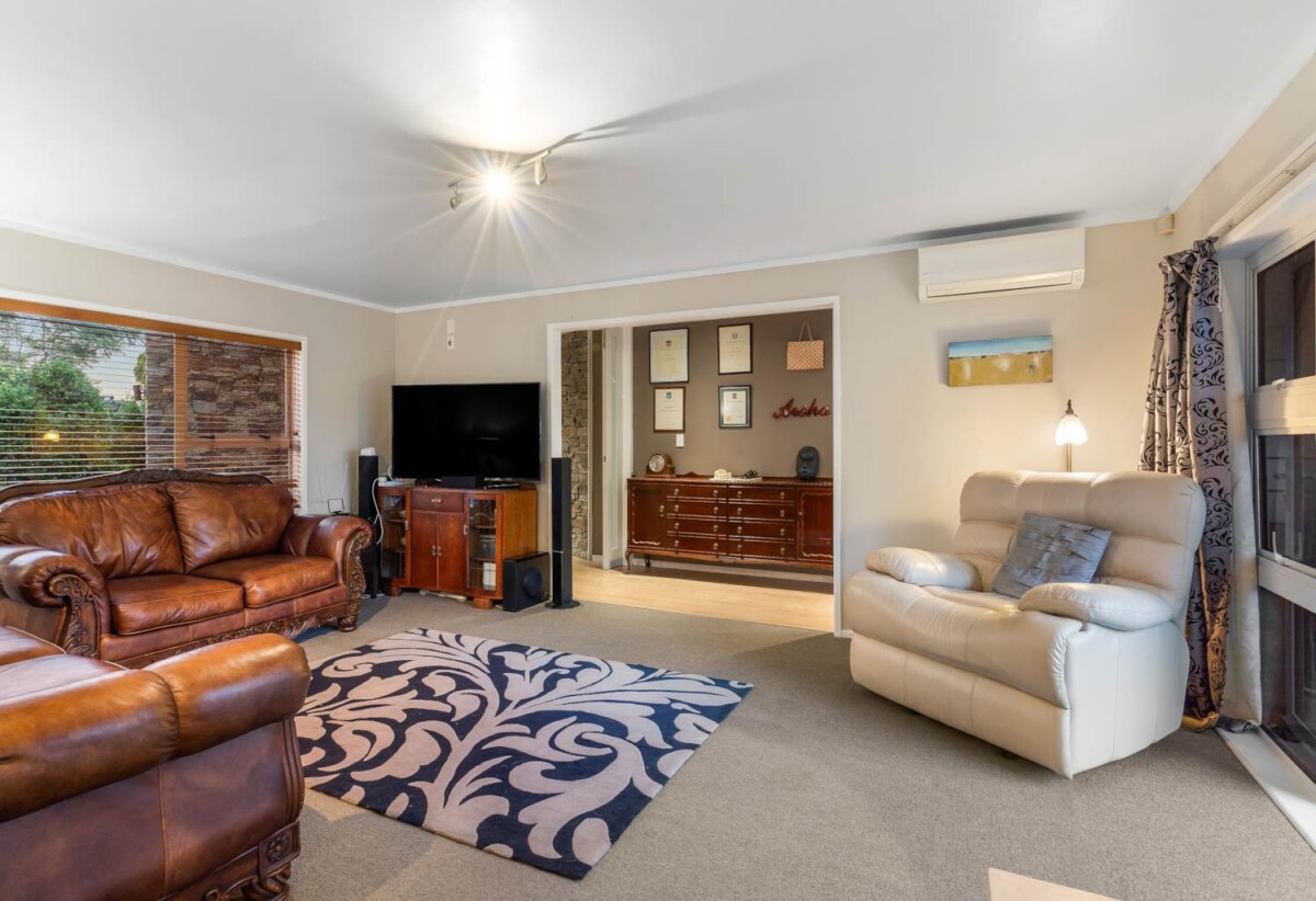 350m2 7 beds 5 baths house with double garage and 2-beds granny on 1126m2 section, close to schools, supermarket, reserves, beach, golf club, 0.9 km to Lynfield College, 19 Ascania Place, Lynfield, Auckland