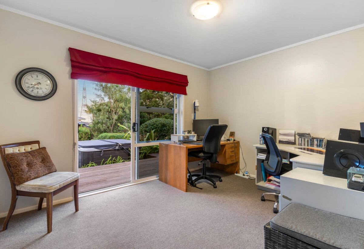 350m2 7 beds 5 baths house with double garage and 2-beds granny on 1126m2 section, close to schools, supermarket, reserves, beach, golf club, 0.9 km to Lynfield College, 19 Ascania Place, Lynfield, Auckland