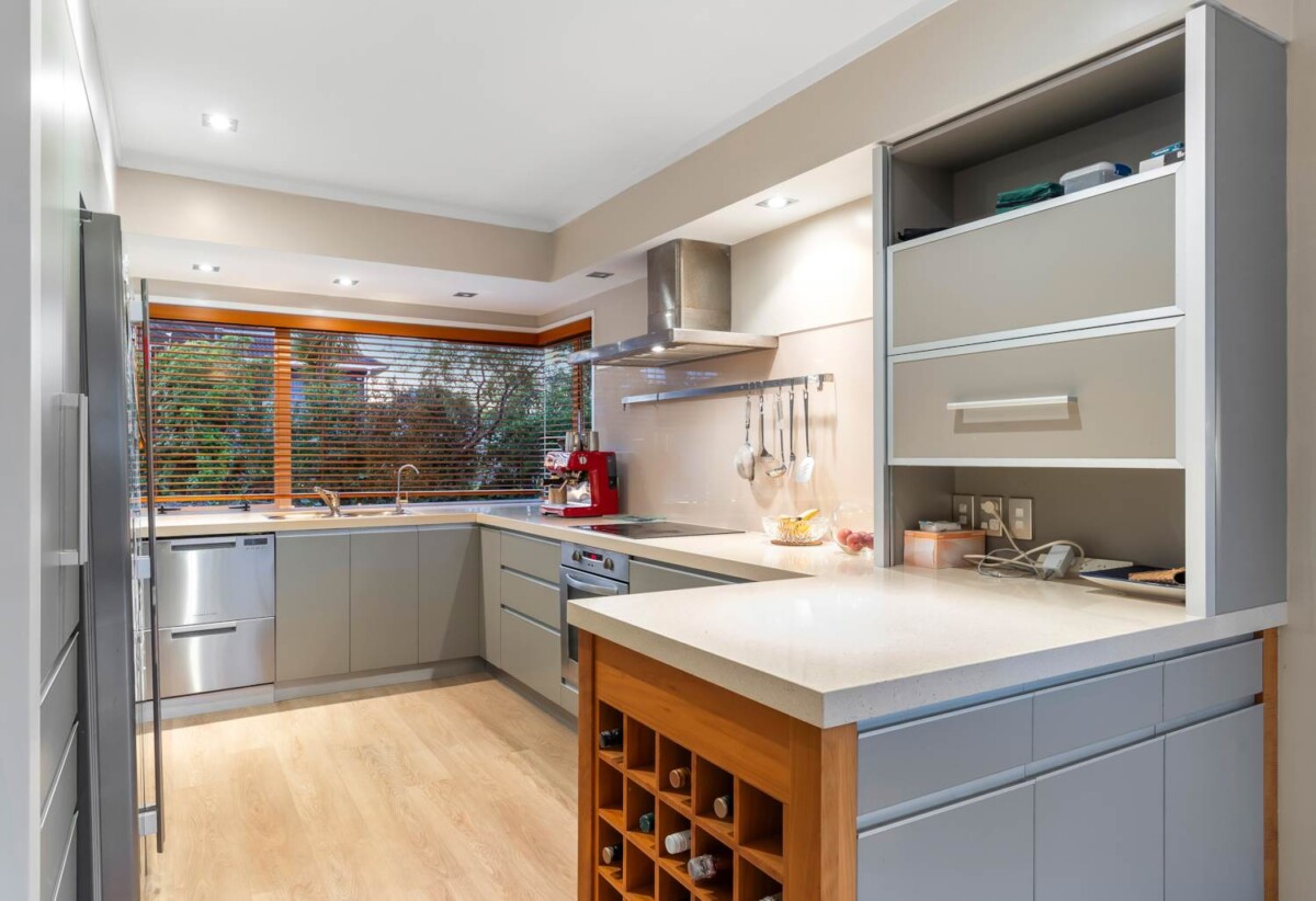 350m2 7 beds 5 baths house with double garage and 2-beds granny on 1126m2 section, close to schools, supermarket, reserves, beach, golf club, 0.9 km to Lynfield College, 19 Ascania Place, Lynfield, Auckland