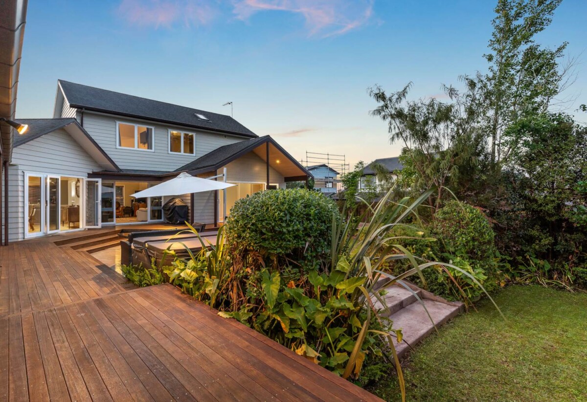 350m2 7 beds 5 baths house with double garage and 2-beds granny on 1126m2 section, close to schools, supermarket, reserves, beach, golf club, 0.9 km to Lynfield College, 19 Ascania Place, Lynfield, Auckland