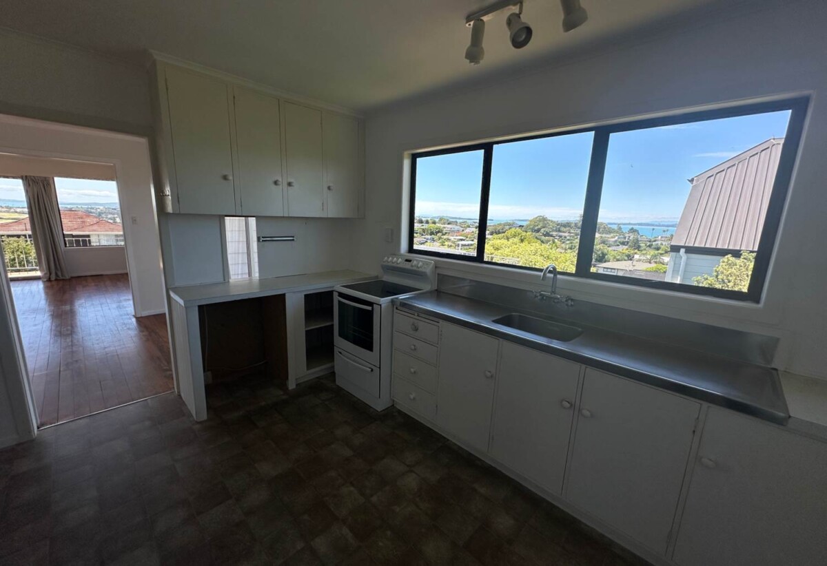 For rent, 6 to 9 months Short term rental, 4 beds 2 baths house with 2 carports, ,available now, 12 Copperfield Terrace, Mellons Bay, Auckland