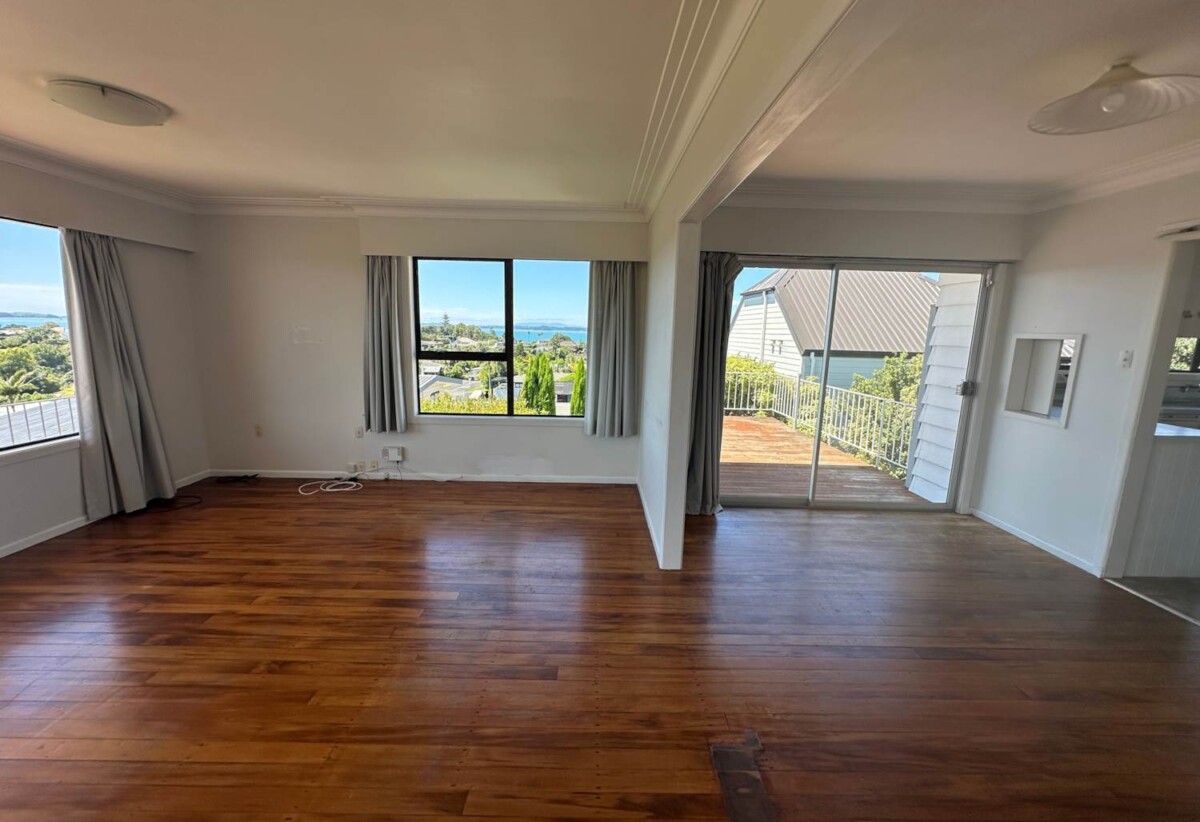 For rent, 6 to 9 months Short term rental, 4 beds 2 baths house with 2 carports, ,available now, 12 Copperfield Terrace, Mellons Bay, Auckland