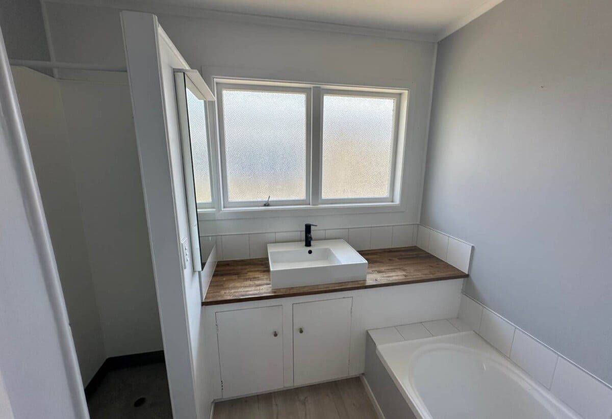 For rent, 6 to 9 months Short term rental, 4 beds 2 baths house with 2 carports, ,available now, 12 Copperfield Terrace, Mellons Bay, Auckland